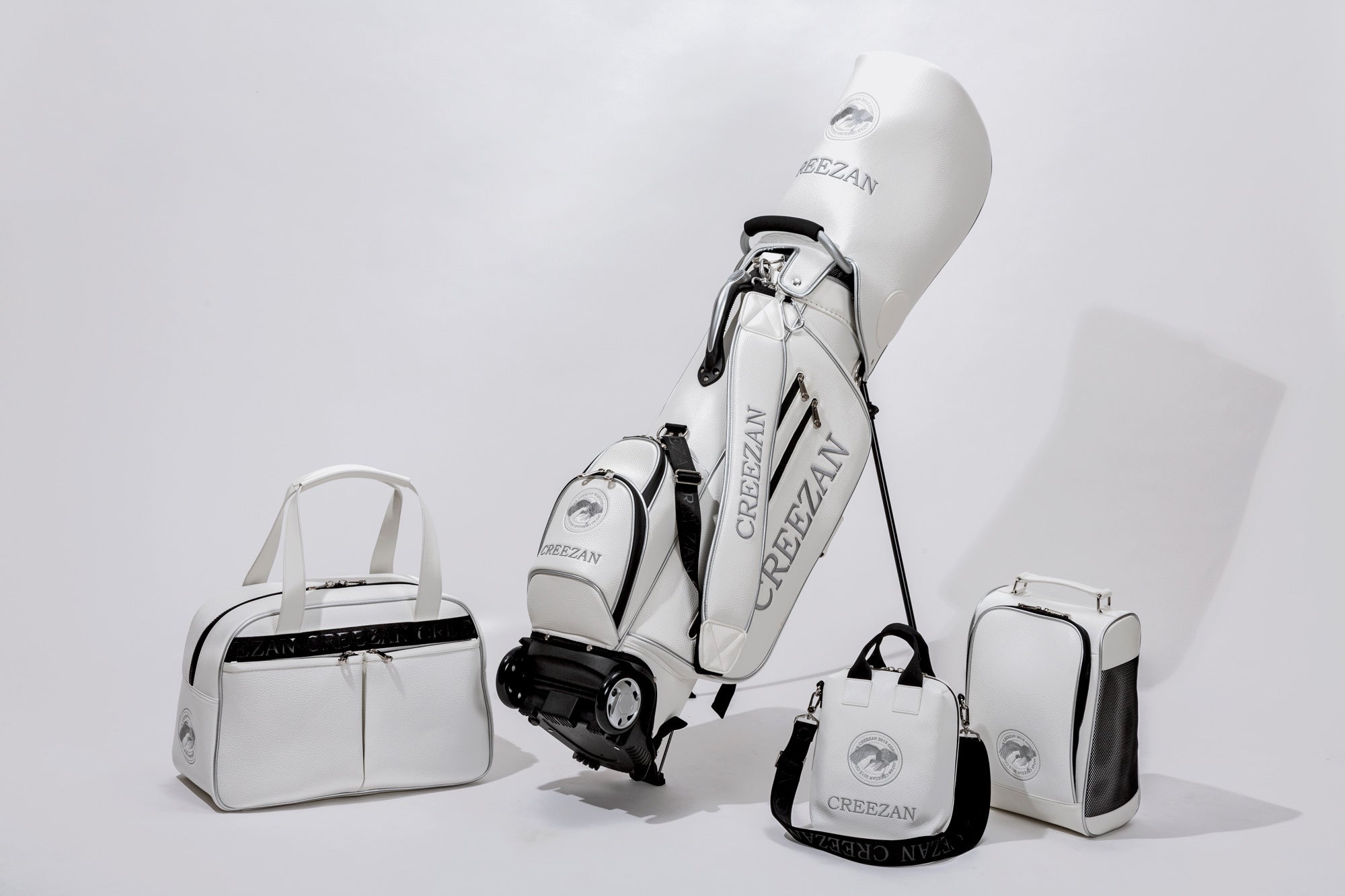 ［左から］ BOSTON BAG 29,700円、 CADDY BAG 99,000円、CART BAG 16,500円、SHOES CASE 19,800円