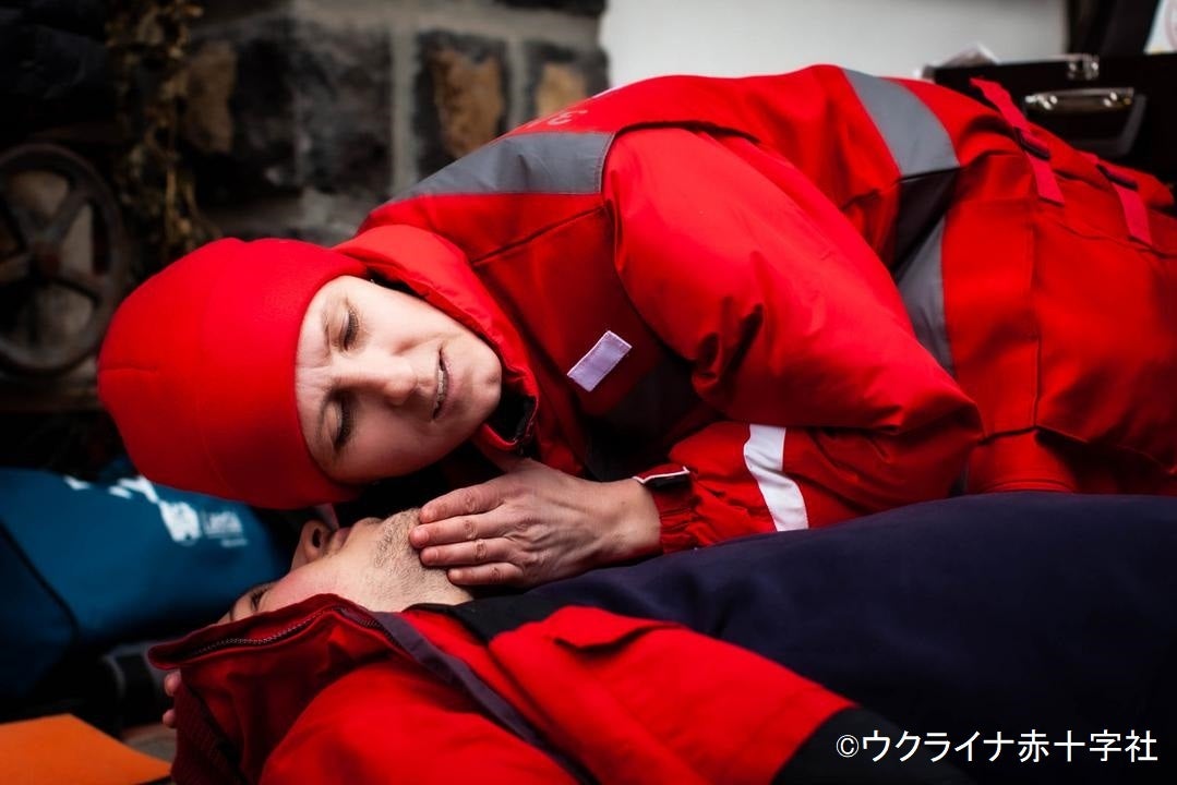 紛争激化以降も、ウクライナでは赤十字ボランティアが防空壕や地下鉄の駅に避難している市民にも救急法のトレーニングの提供を続けている　２月２７日