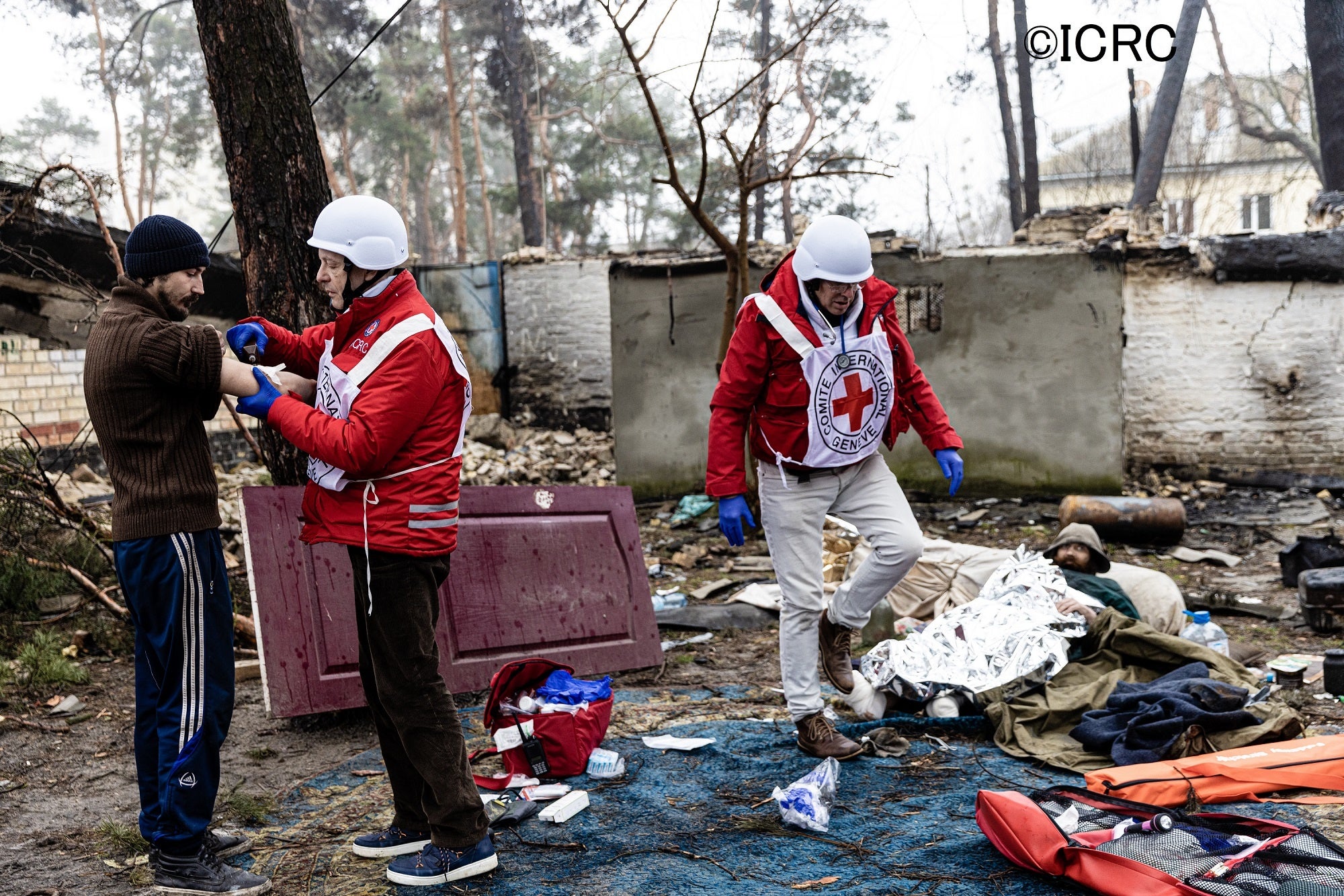 ウクライナ・イルピンで負傷した人びとに応急的な医療を施すスタッフ