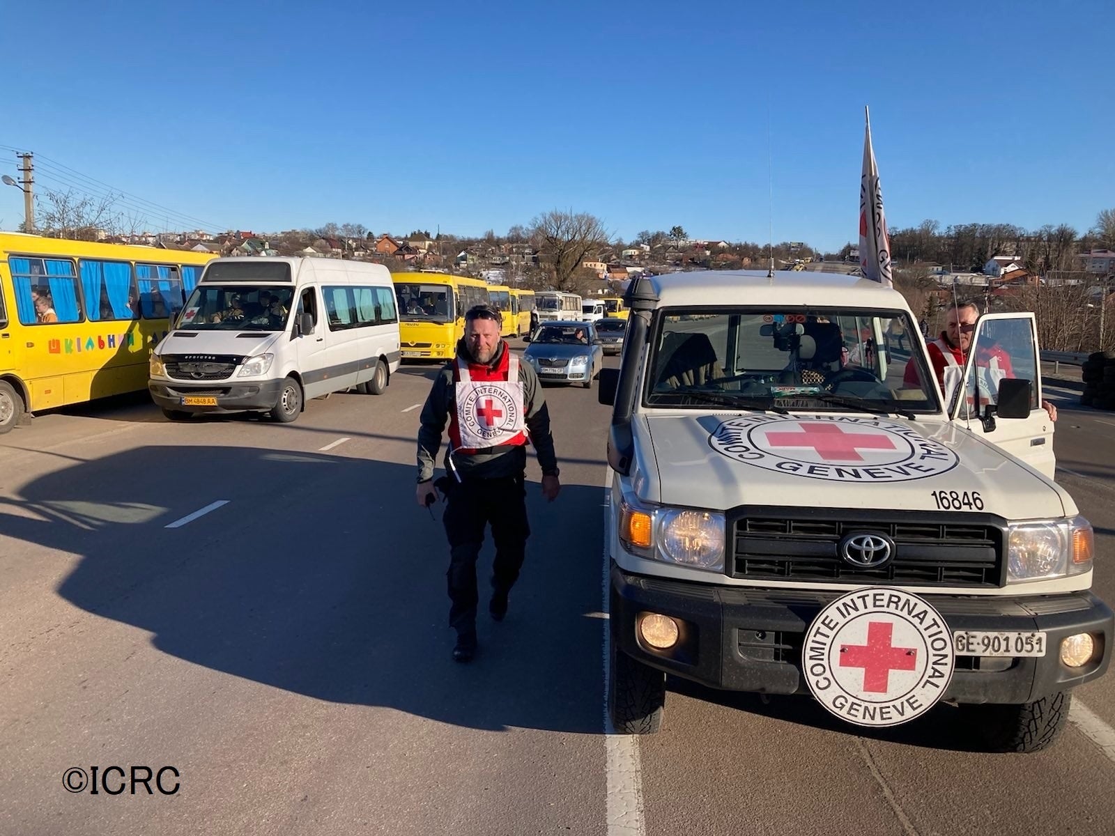 ウクライナ・スムイで避難を先導するスタッフ