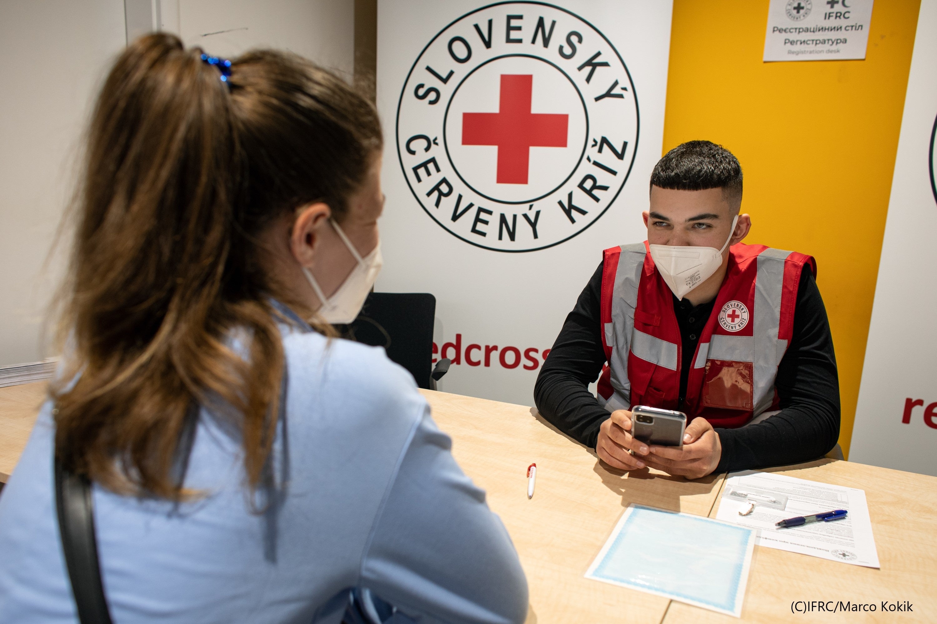 避難者に給付手続きを行うスロバキア赤十字社のボランティア