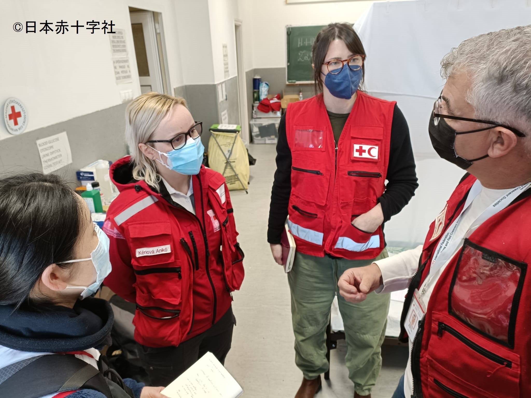 ハンガリーのヘルスセンターでボランティアらと協議する日赤職員