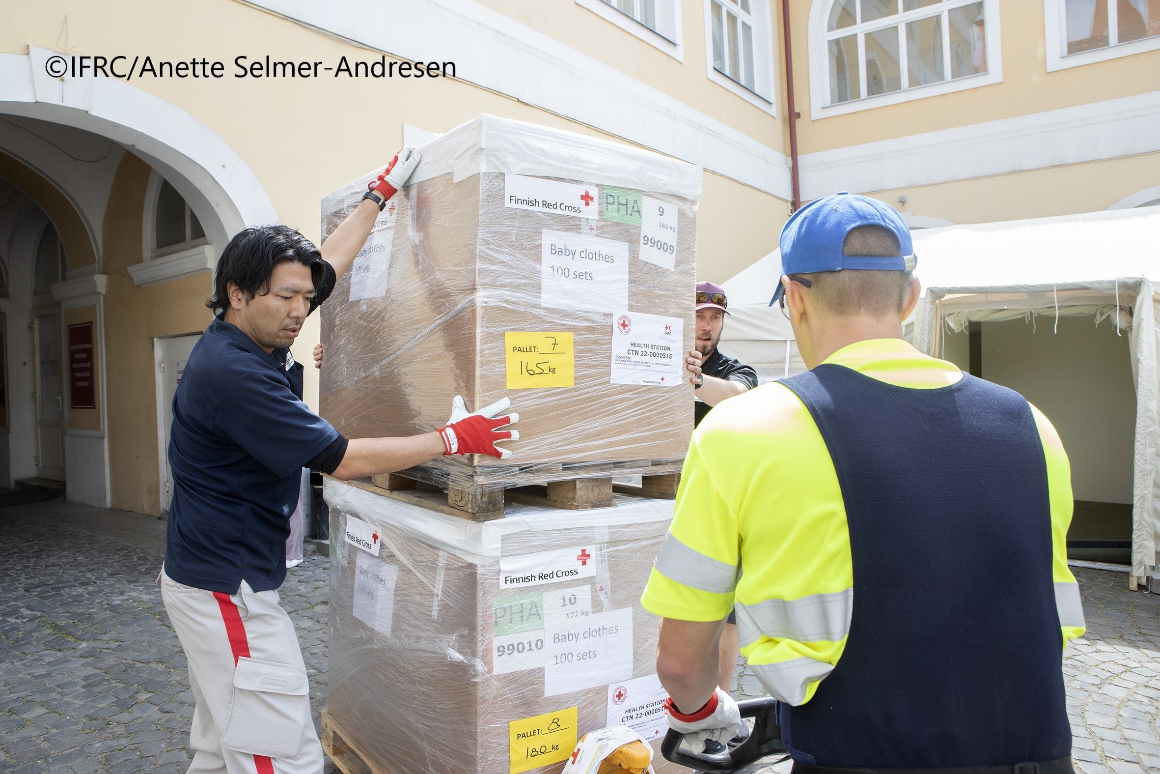 ウジュホロドの仮設診療所に届いた薬品を運ぶ仲里薬剤師