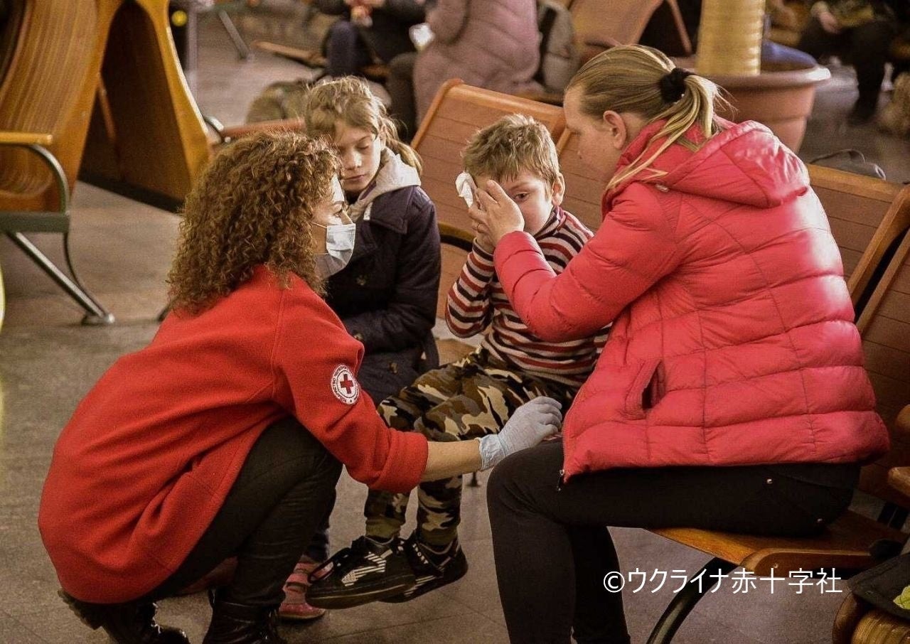 戦闘地域から避難した家族に対してこころのケアを行う赤十字ボランティア