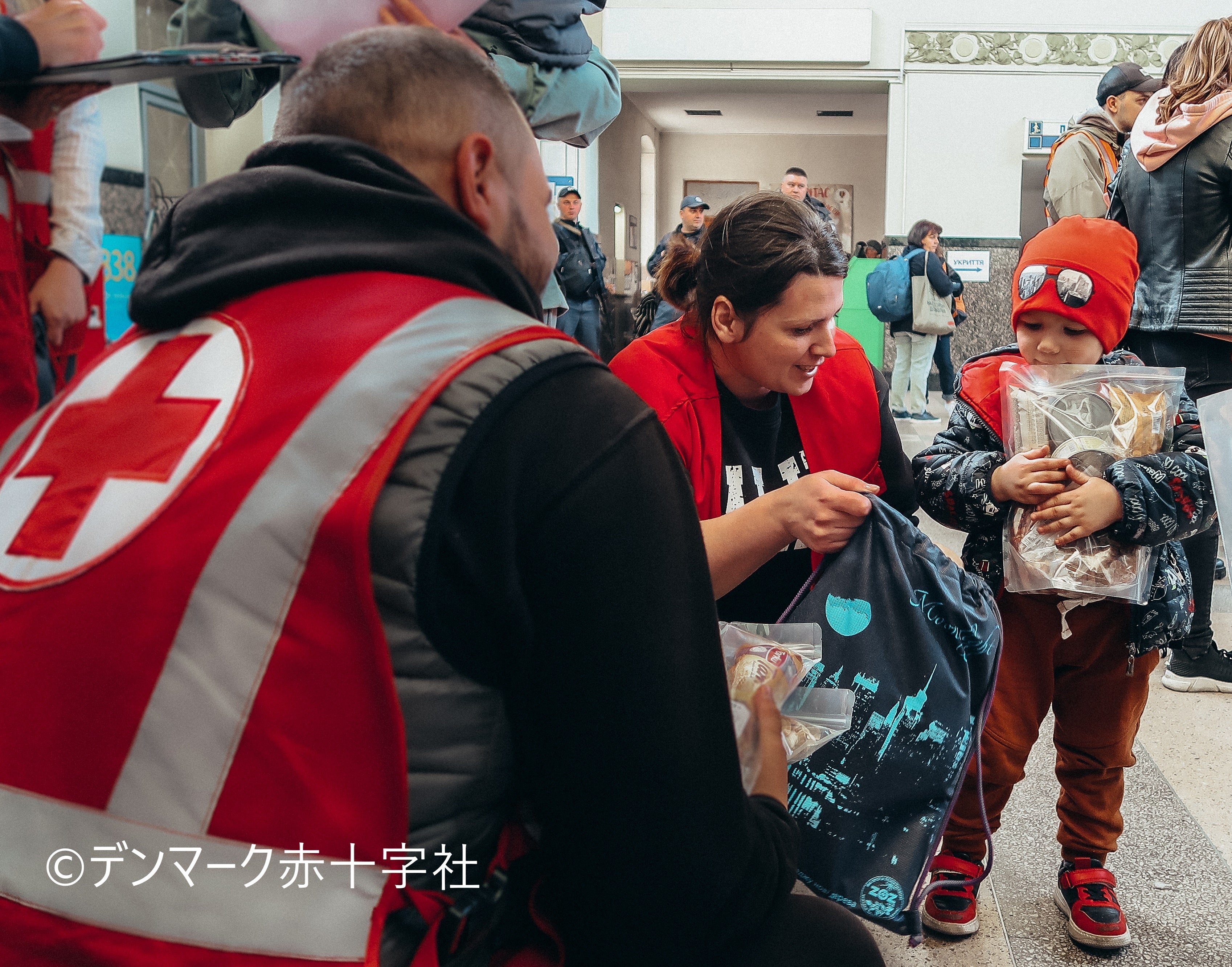 ウクライナの鉄道駅で子どものおもちゃや救援物資等を配付するボランティア