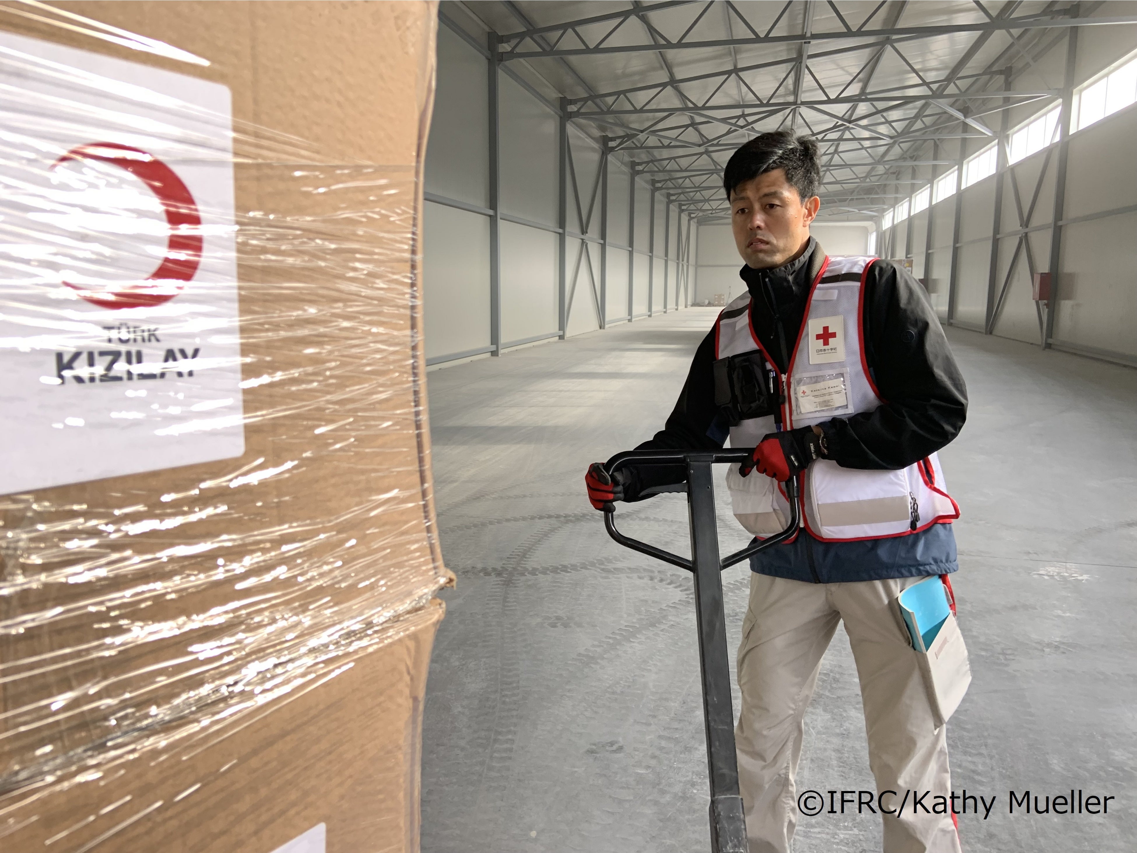 新しい倉庫に救援物資を搬入する河合職員