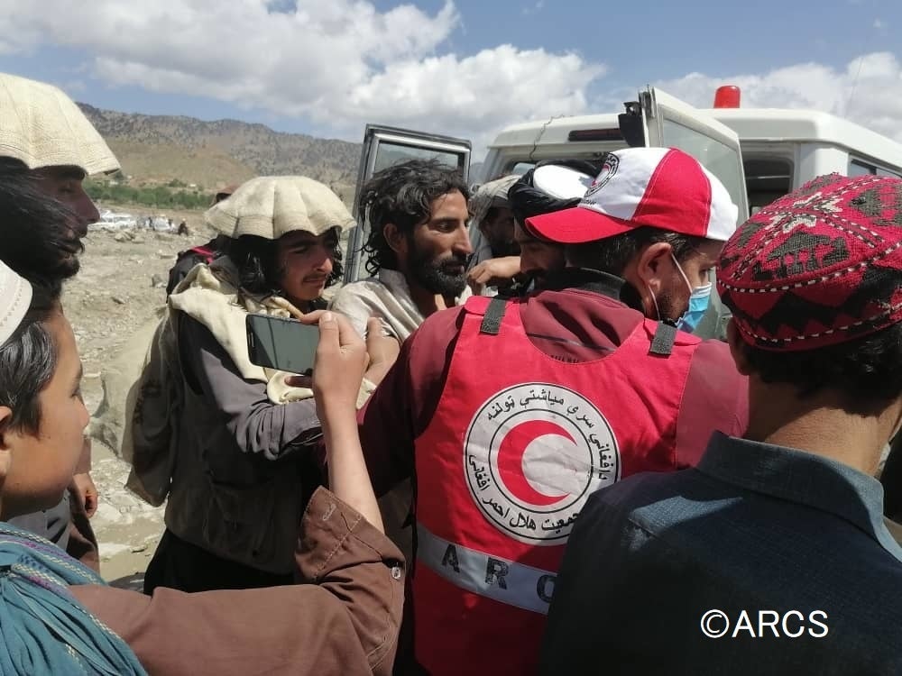 被災地に駆け付け救護活動にあたるアフガニスタン赤新月社のスタッフ・ボランティア