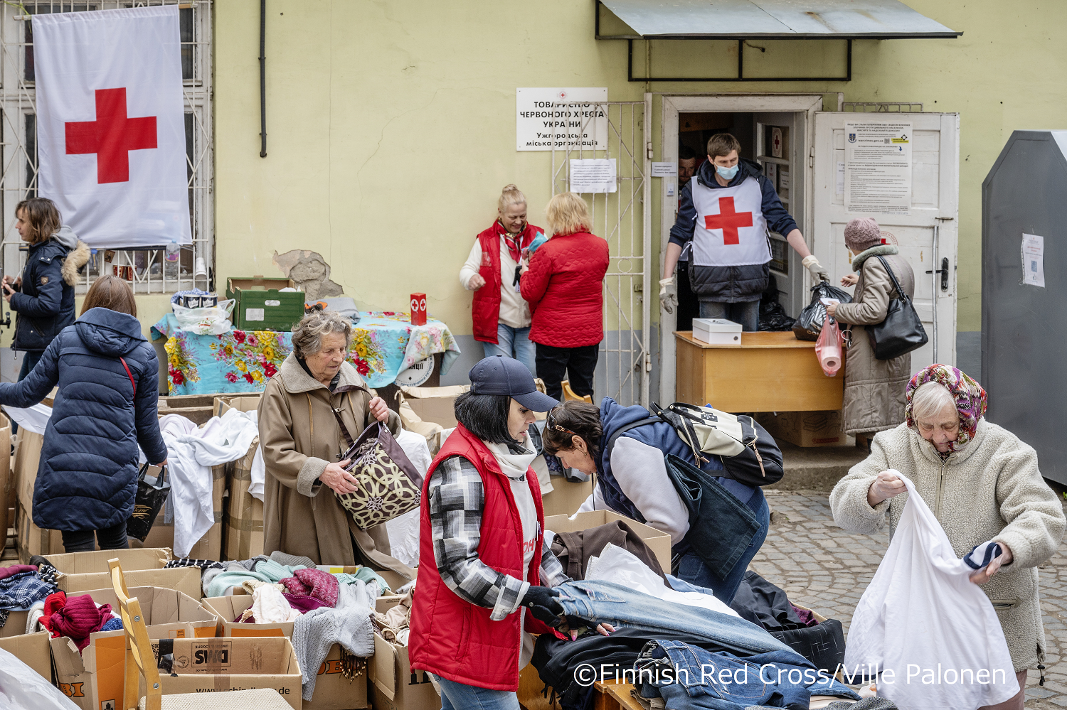 ウジュホロド（ウクライナ）での物資配布の様子