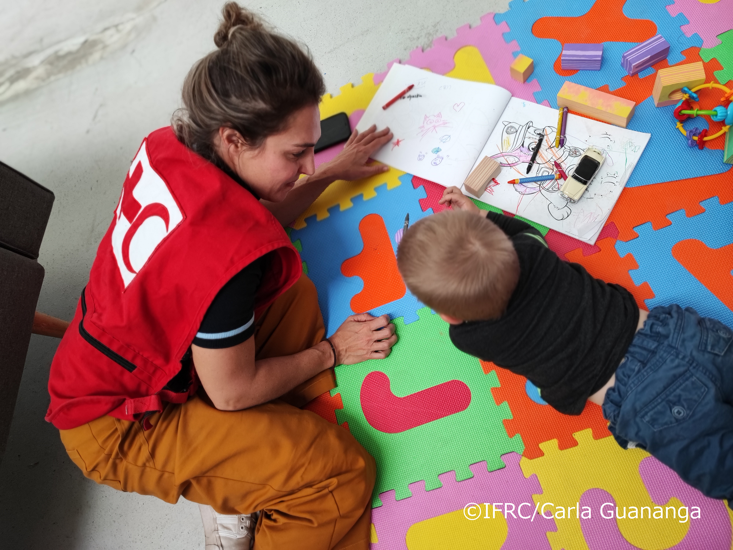 チャイルドフレンドリースペースで子どもと遊ぶ連盟職員