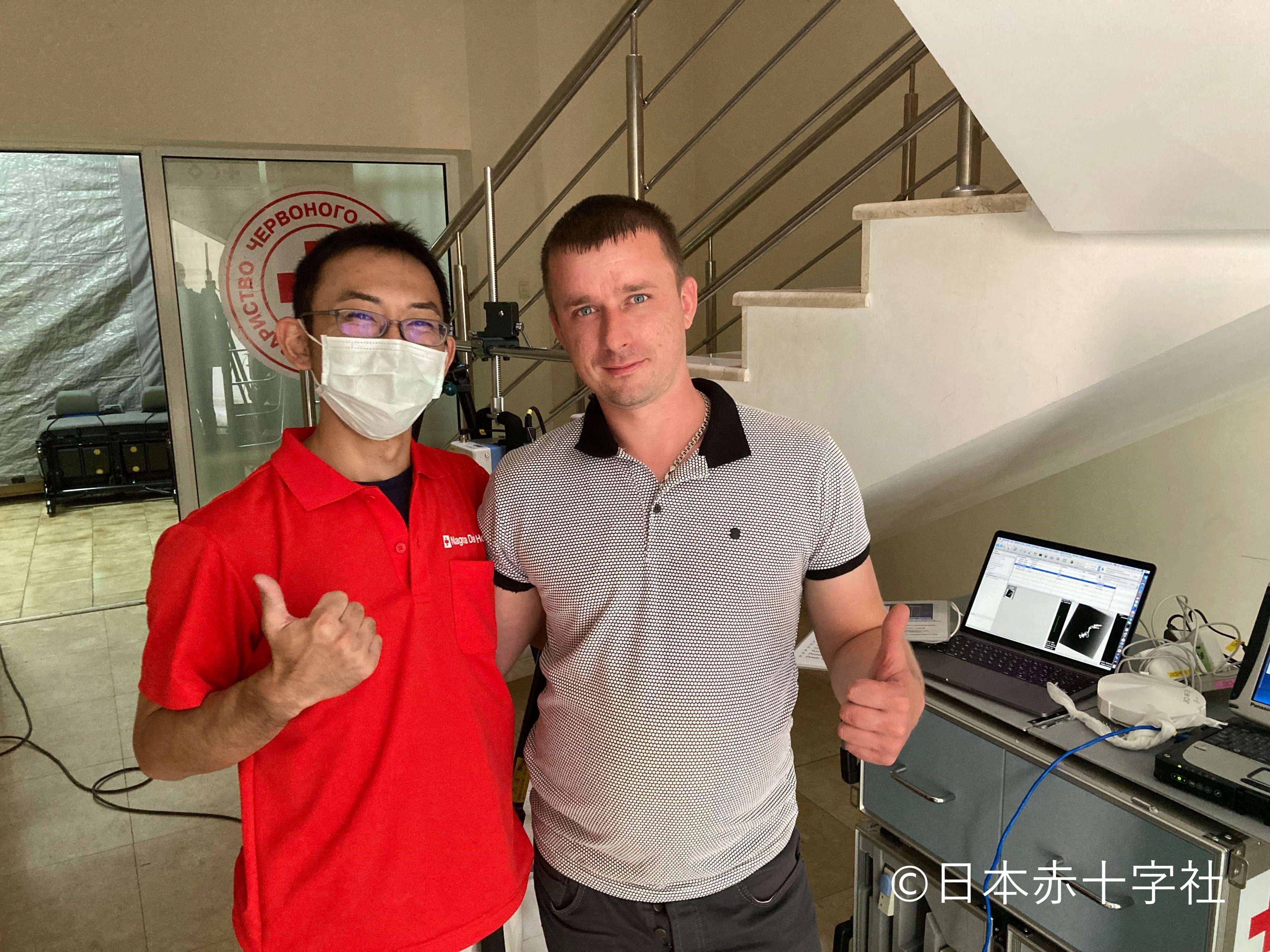 大島技師（左）と現地の放射線技師マルクスさん（右）