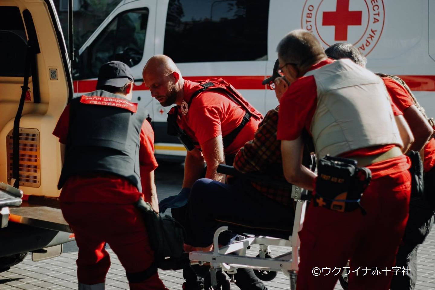 ウクライナ東部地域で避難の手助けをするボランティア