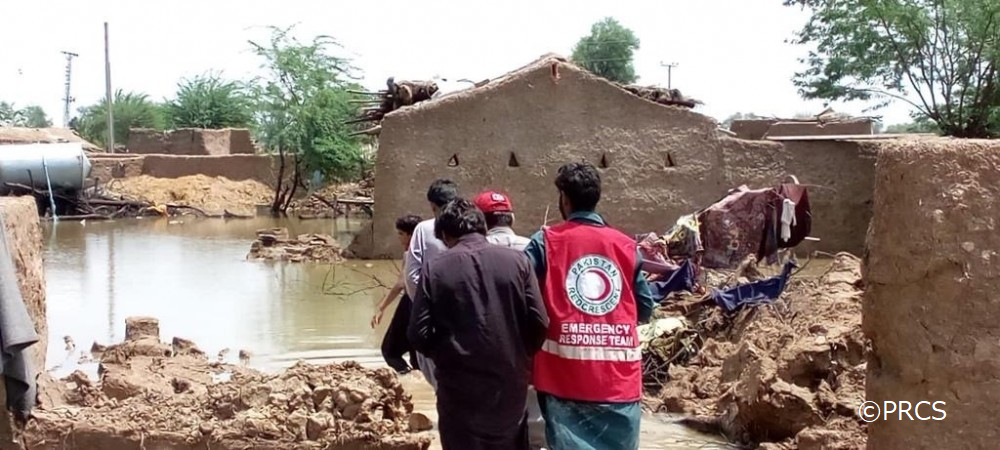 被災地で捜索・救助活動を行うパキスタン赤新月社スタッフ©PRCS