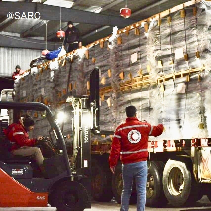 救援物資の輸送を準備するシリア赤新月社