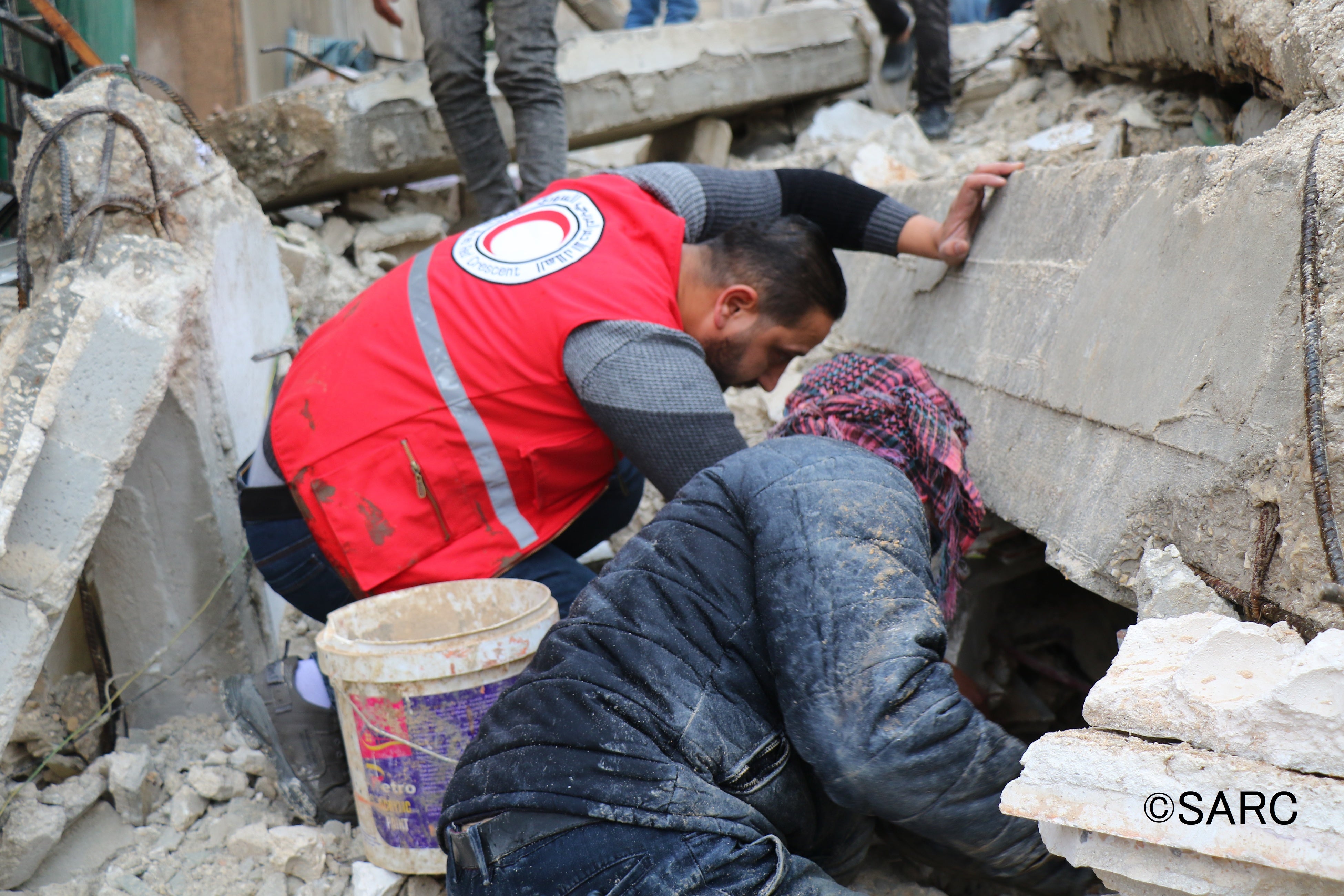 がれきの中の被災者を救出