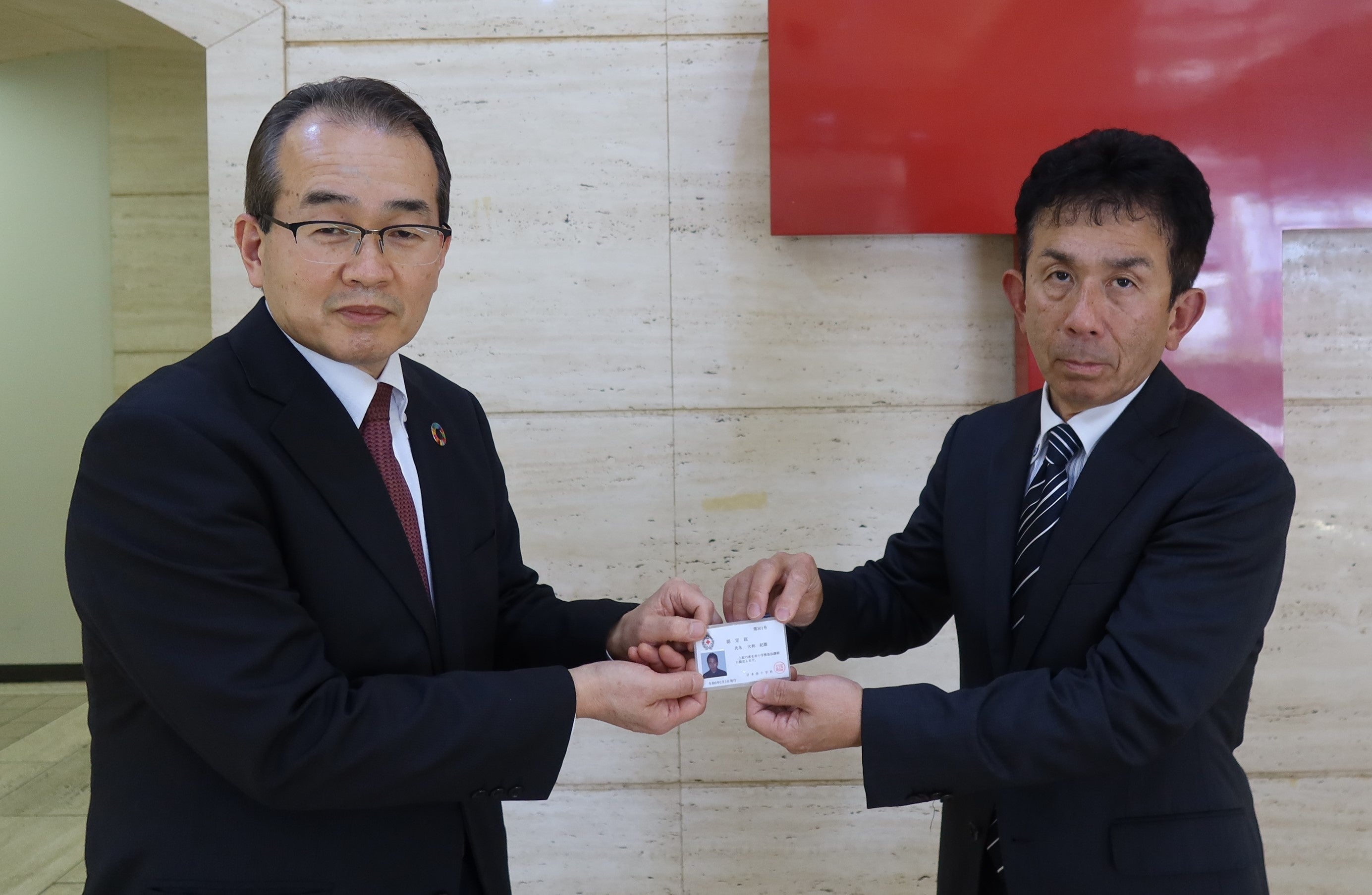 講師の認定証を受け取る大林紀雄さん（左）