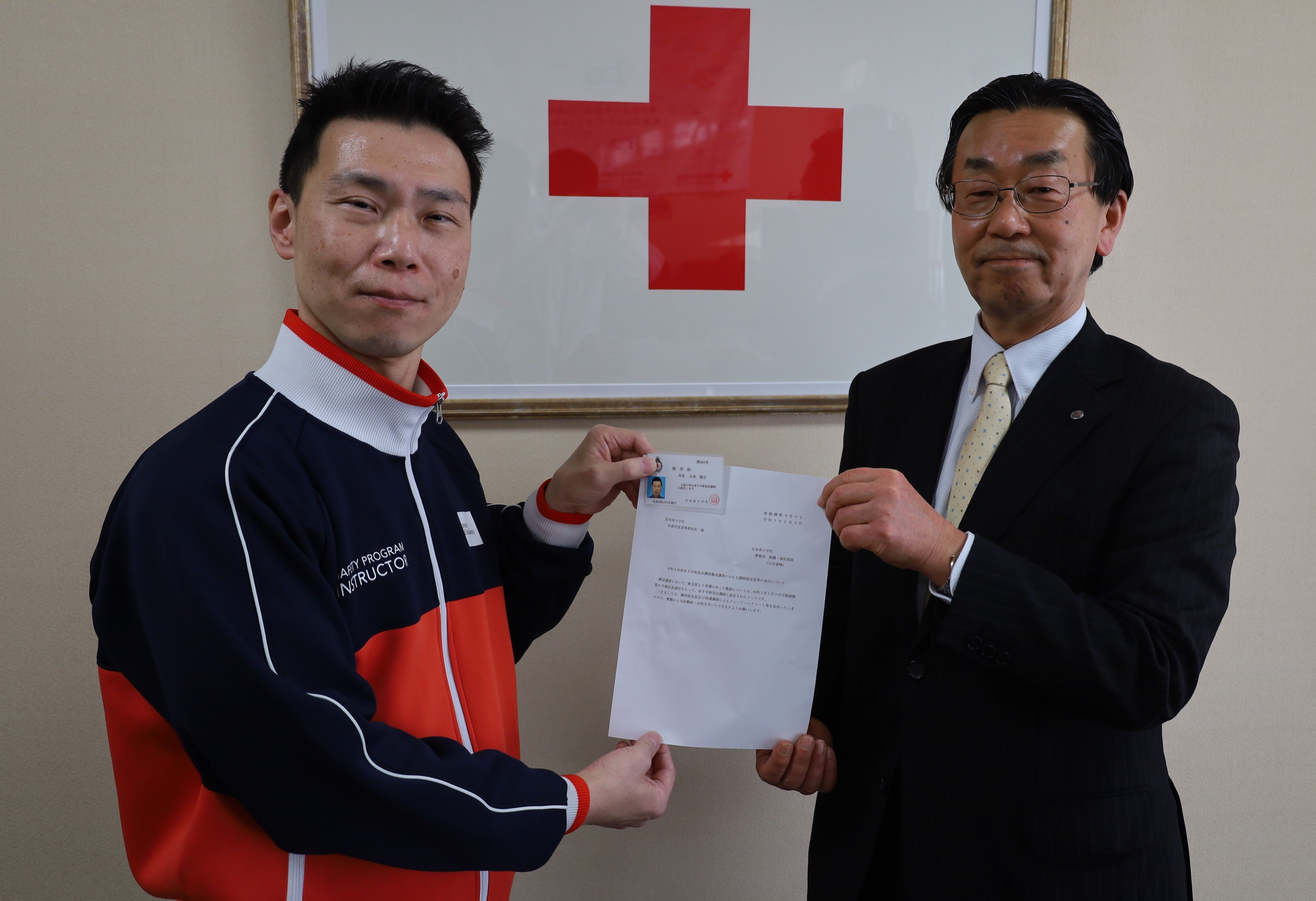 講師の認定証を受け取る山本隆之さん（左）