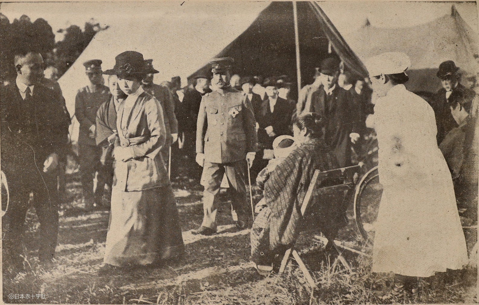 貞明皇后がテント病院で治療を受ける人々を慰問