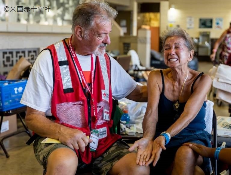 火災により家が全焼した被災者を元気づける赤十字ボランティア