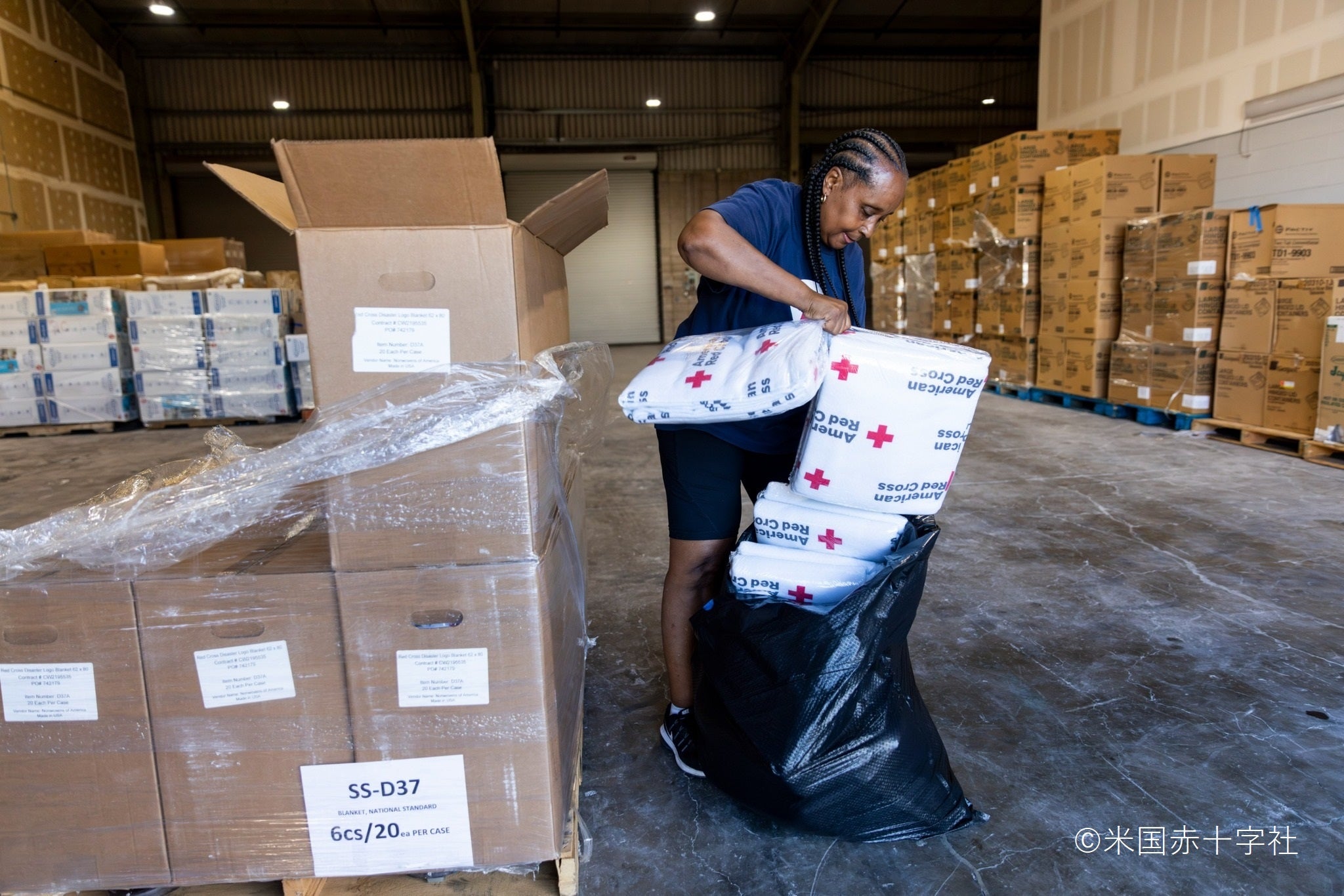 マウイの倉庫で被災者に配付する救援物資を準備する赤十字スタッフとボランティア