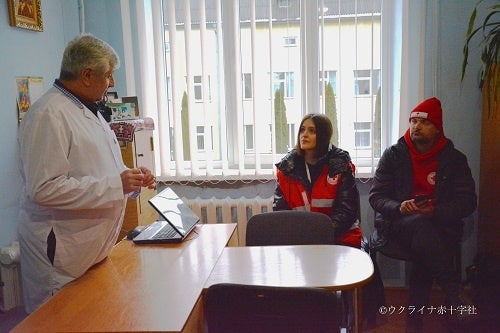 地域の病院で医者と話すイリーナさん