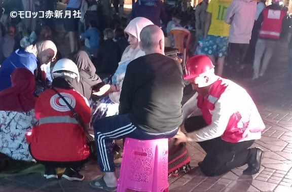 着の身着のまま避難してきた方を救護するモロッコ赤新月社の職員