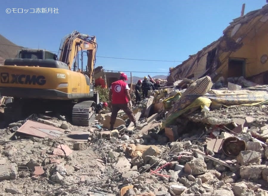 捜索・救助を行う赤新月ボランティア