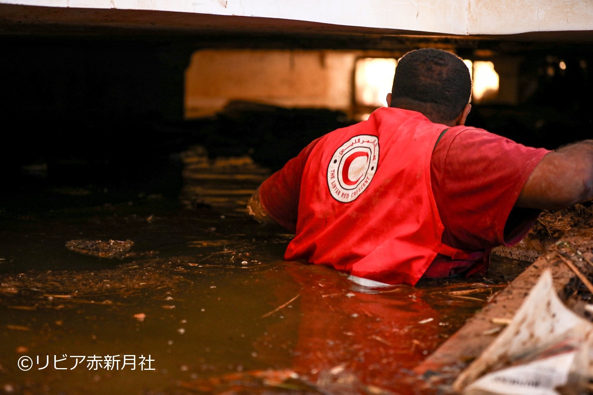 腰の高さを超える浸水被害の中での捜索・救助活動