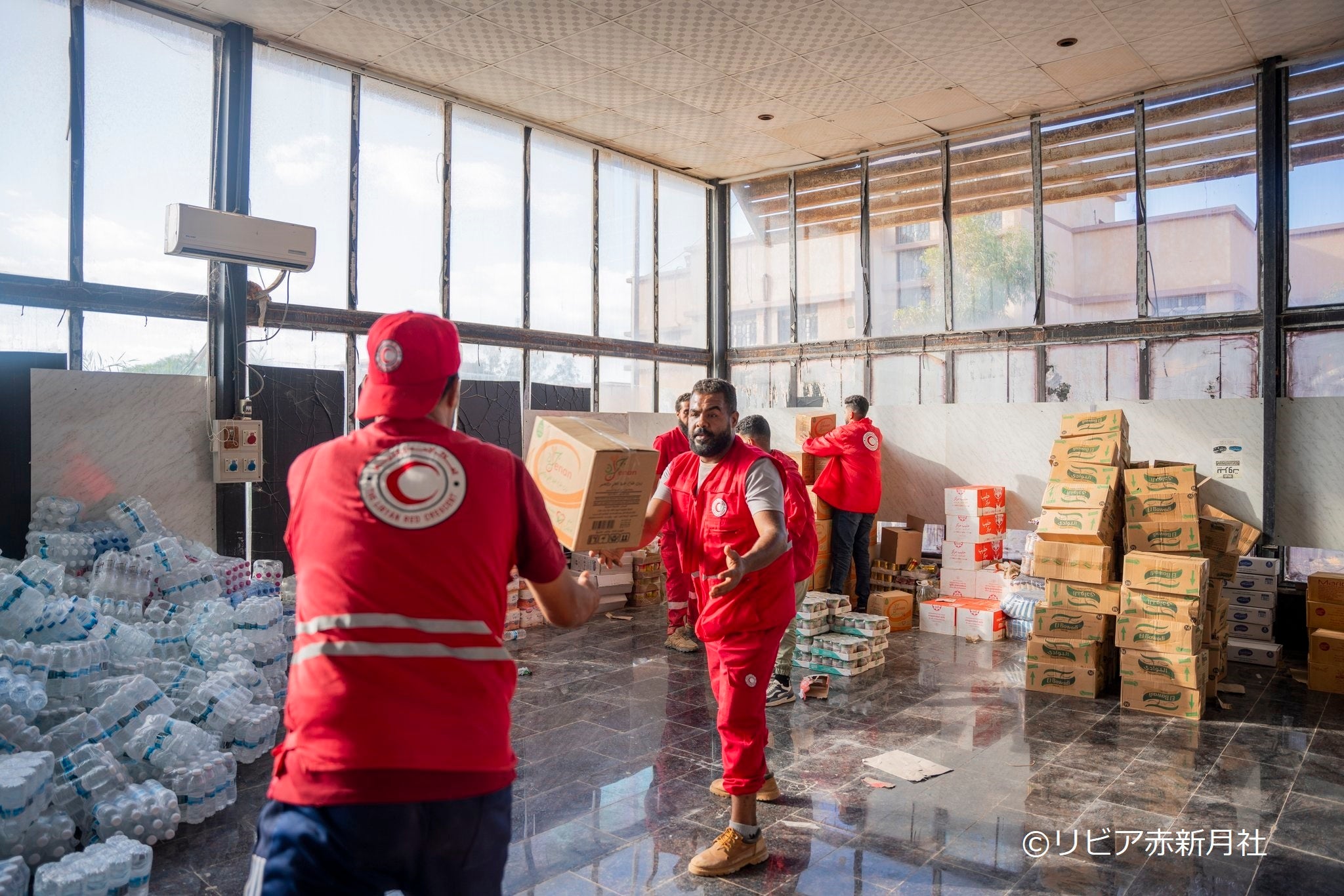 国内外からの救援物資を受け取り、配布準備をする赤新月のボランティア
