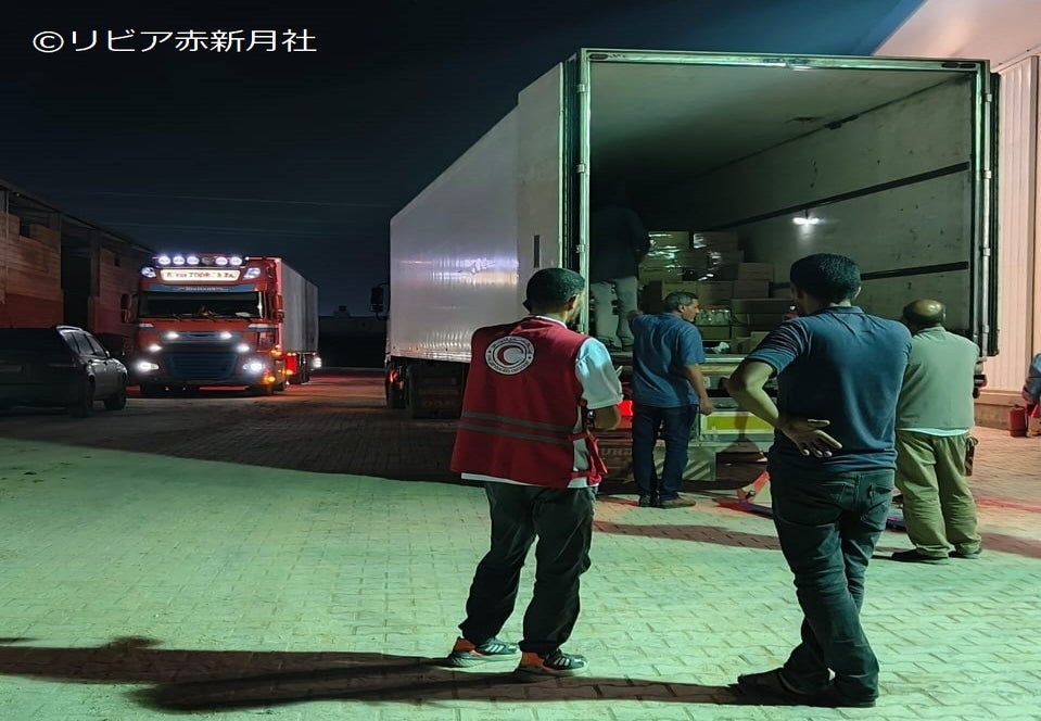 夜間、国内の物資備蓄倉庫から被災地への物資搬送準備を実施