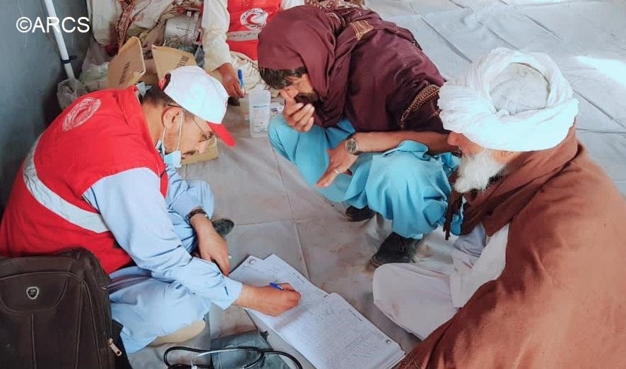 医療チームによる被災者の診察