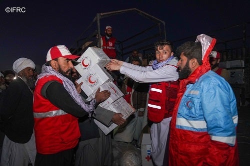 救援物資を準備するアフガニスタン赤新月社ボランティア