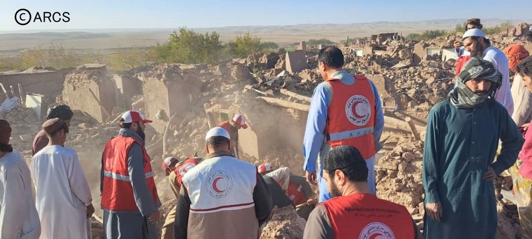 被災者の捜索・救助活動を行うアフガニスタン赤新月社のスタッフとボランティア