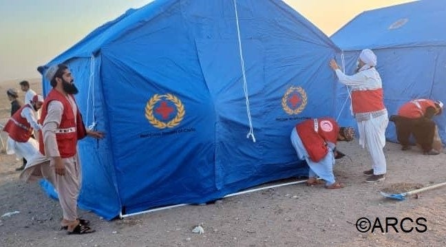 被災者や負傷者のための避難テントを準備