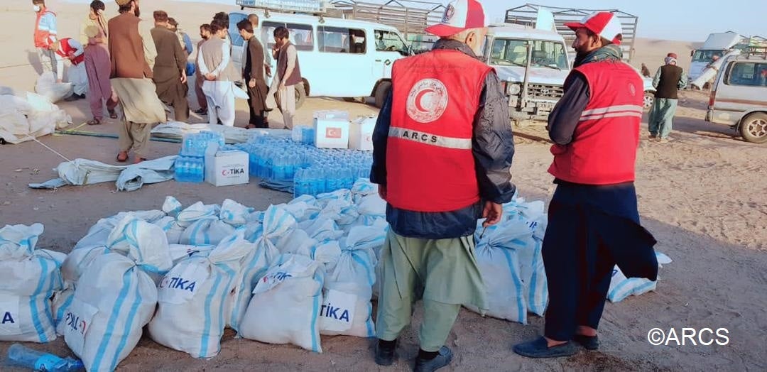 被災者に配布する食料2000セット