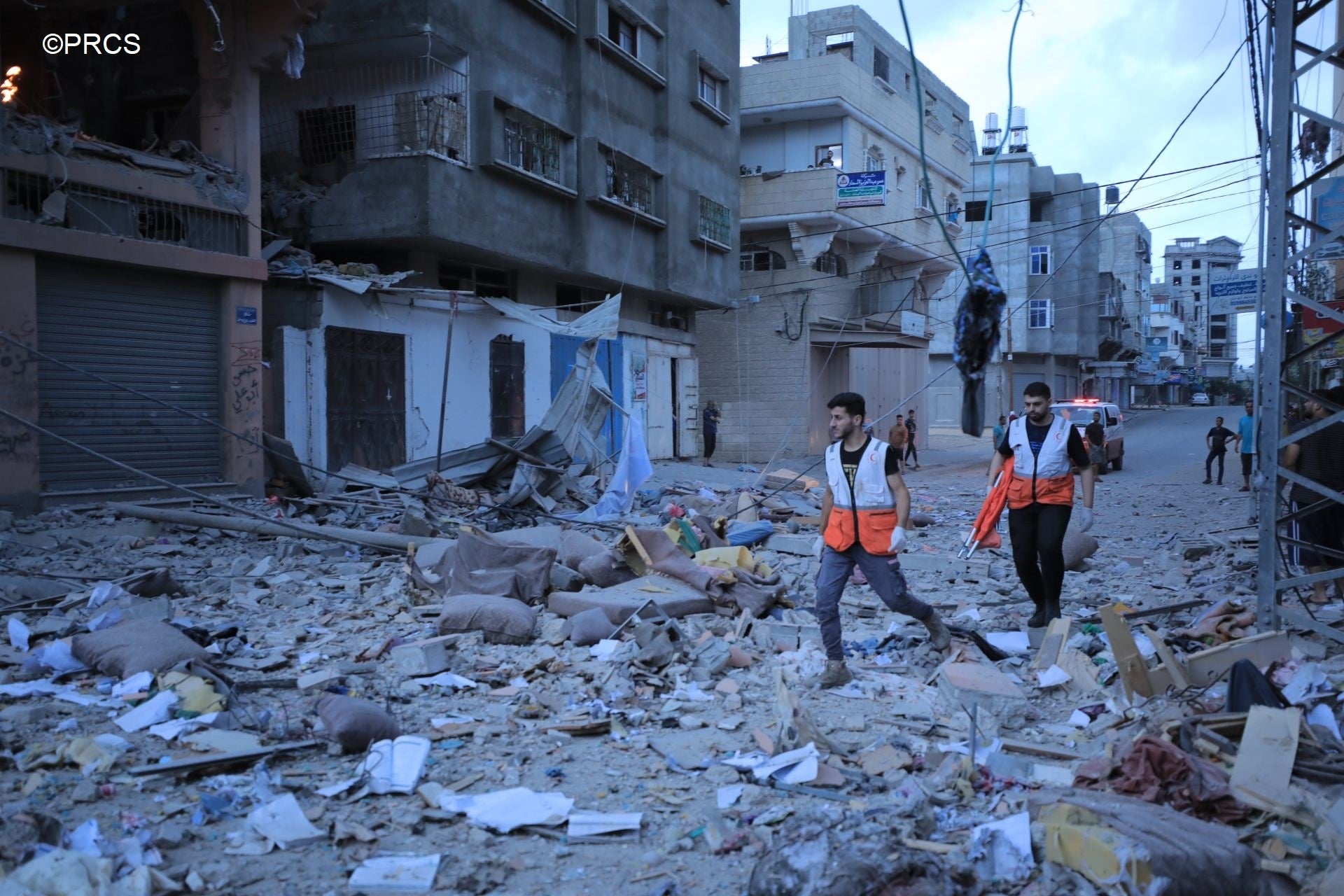 負傷者の救助活動を行うパレスチナ赤新月社スタッフ