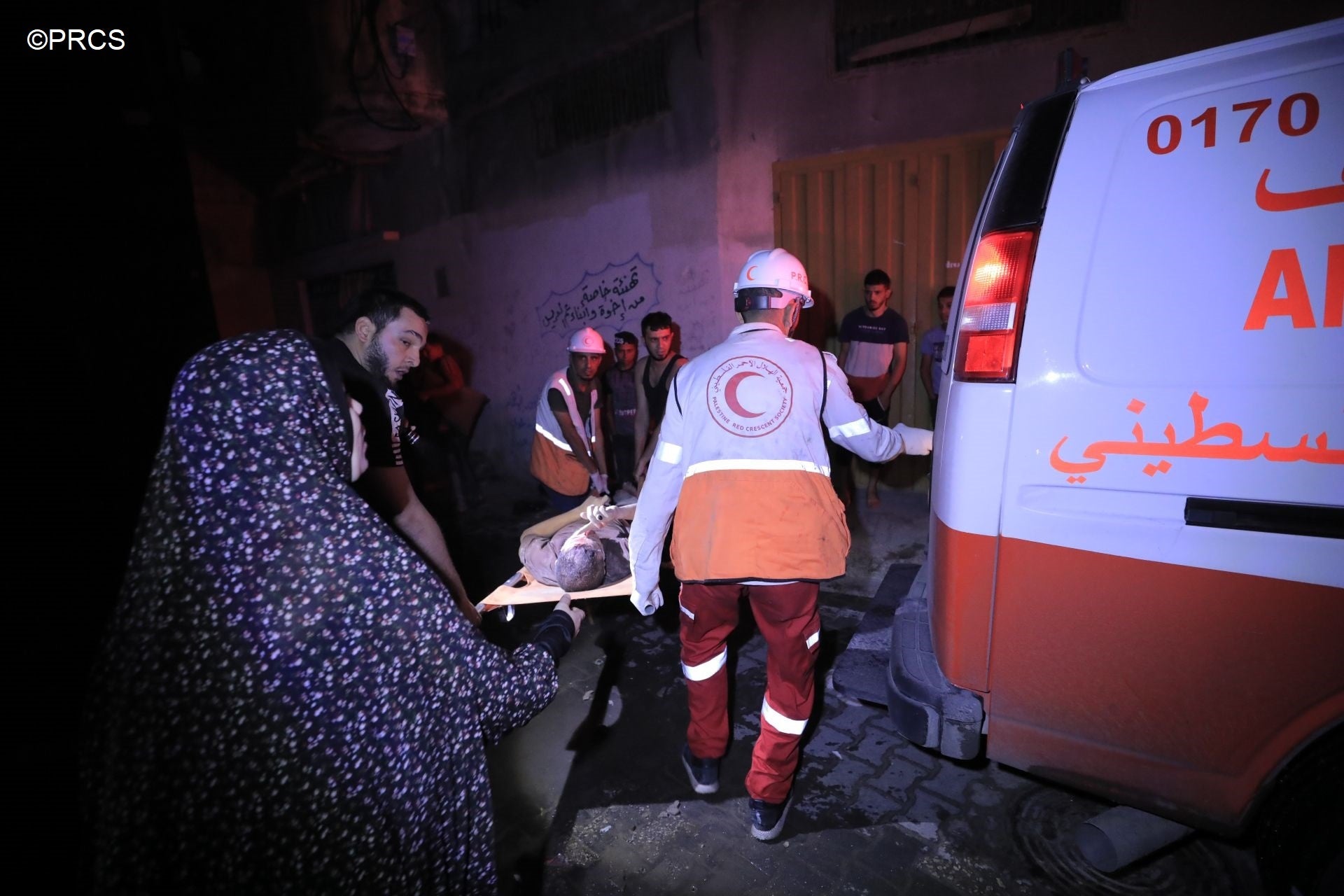 夜間に負傷者を搬送するパレスチナ赤新月社スタッフ