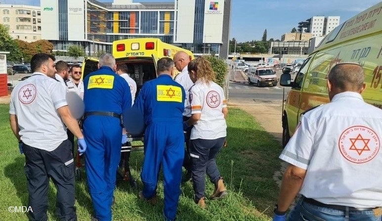 負傷者を搬送するイスラエル・ダビデの赤盾社スタッフ