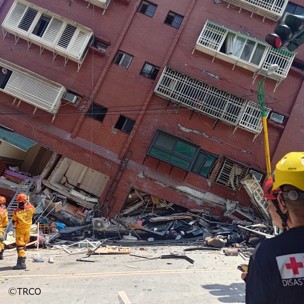花蓮県の高層ビルで救助活動を行う災害対応チーム