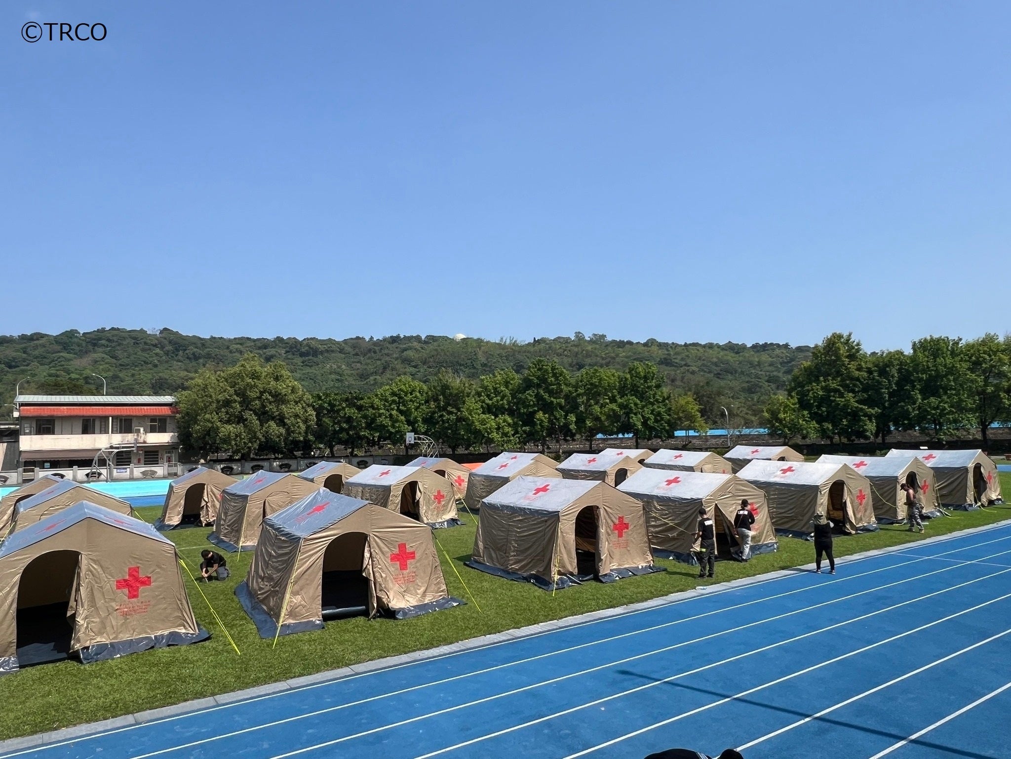 緊急避難者用のテントを設置