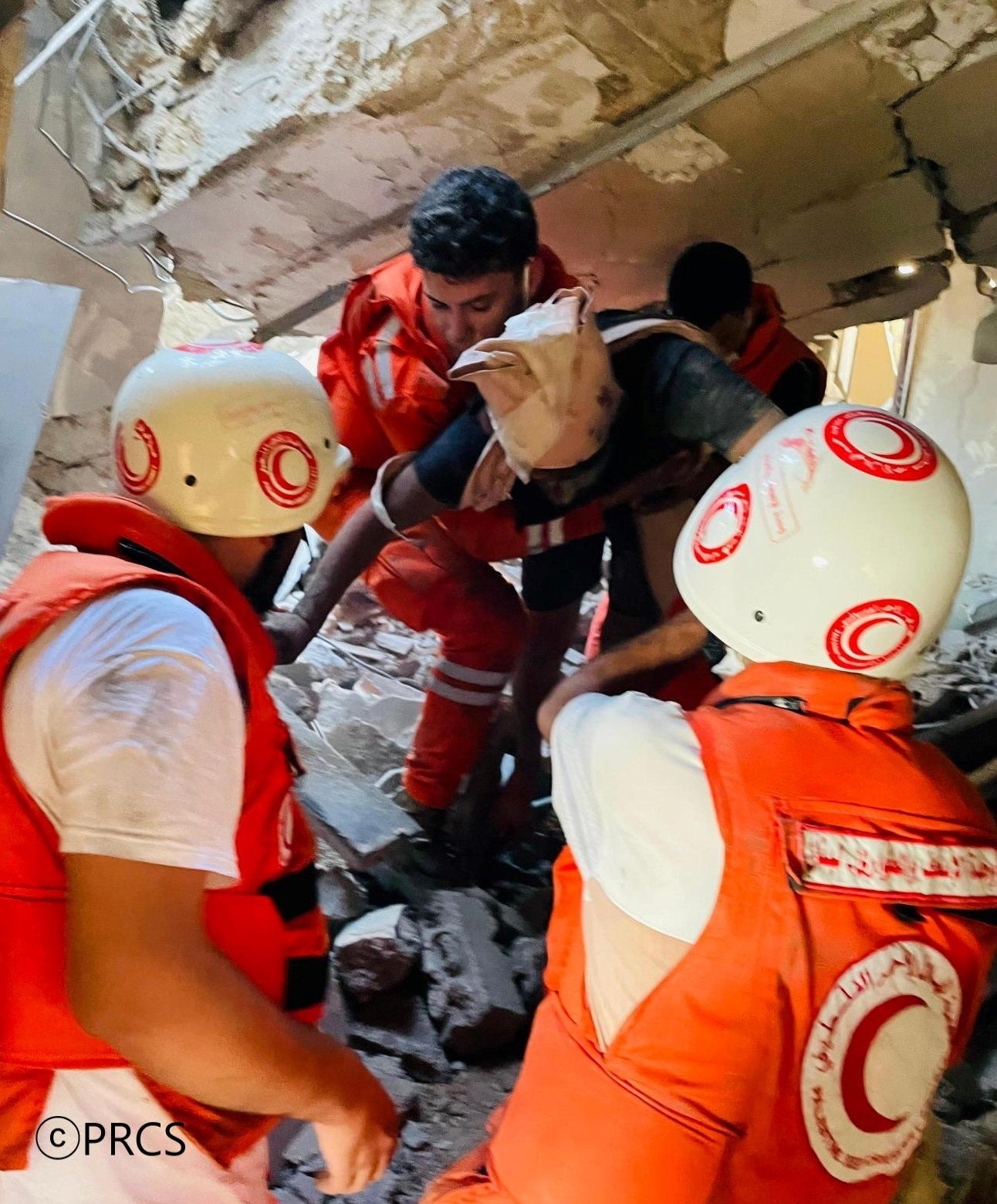 救助にあたるパレスチナ赤新月社レバノン支部の救急隊