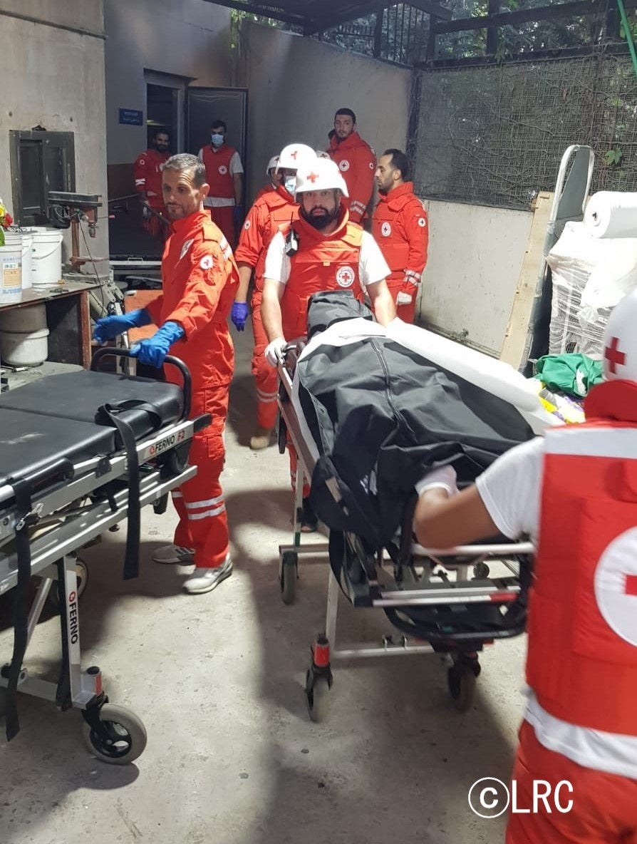 負傷者を搬送するレバノン赤十字社の救急隊