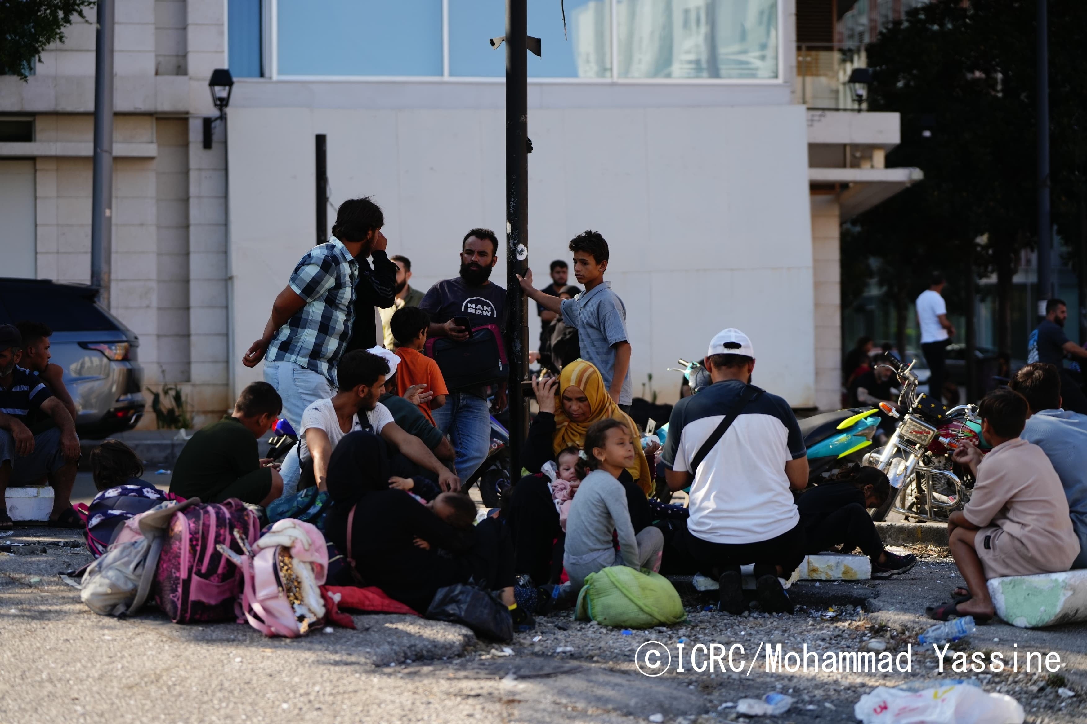 ベイルートに避難し路上で夜を明かす人びと