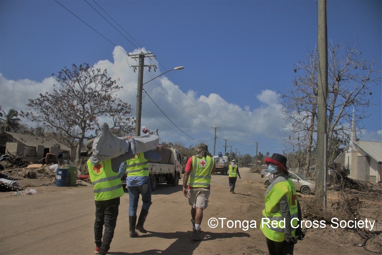 被災者に救援物資の配付を行うトンガ赤十字社の救援チーム