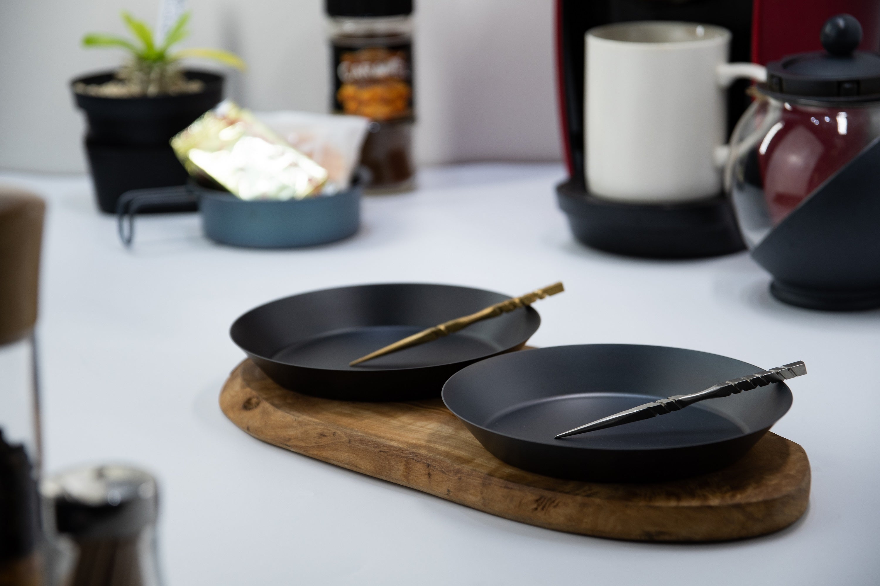 極東窒化研究所​（神奈川県秦野市）​　鉄製皿「​Chicca side plate」