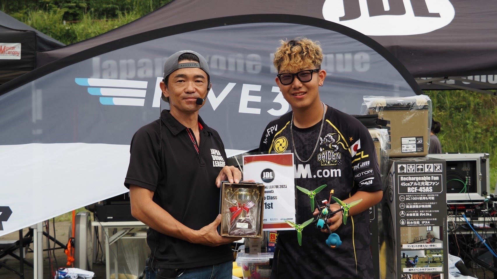 左から:JDL代表 高橋氏、YUKI FPV