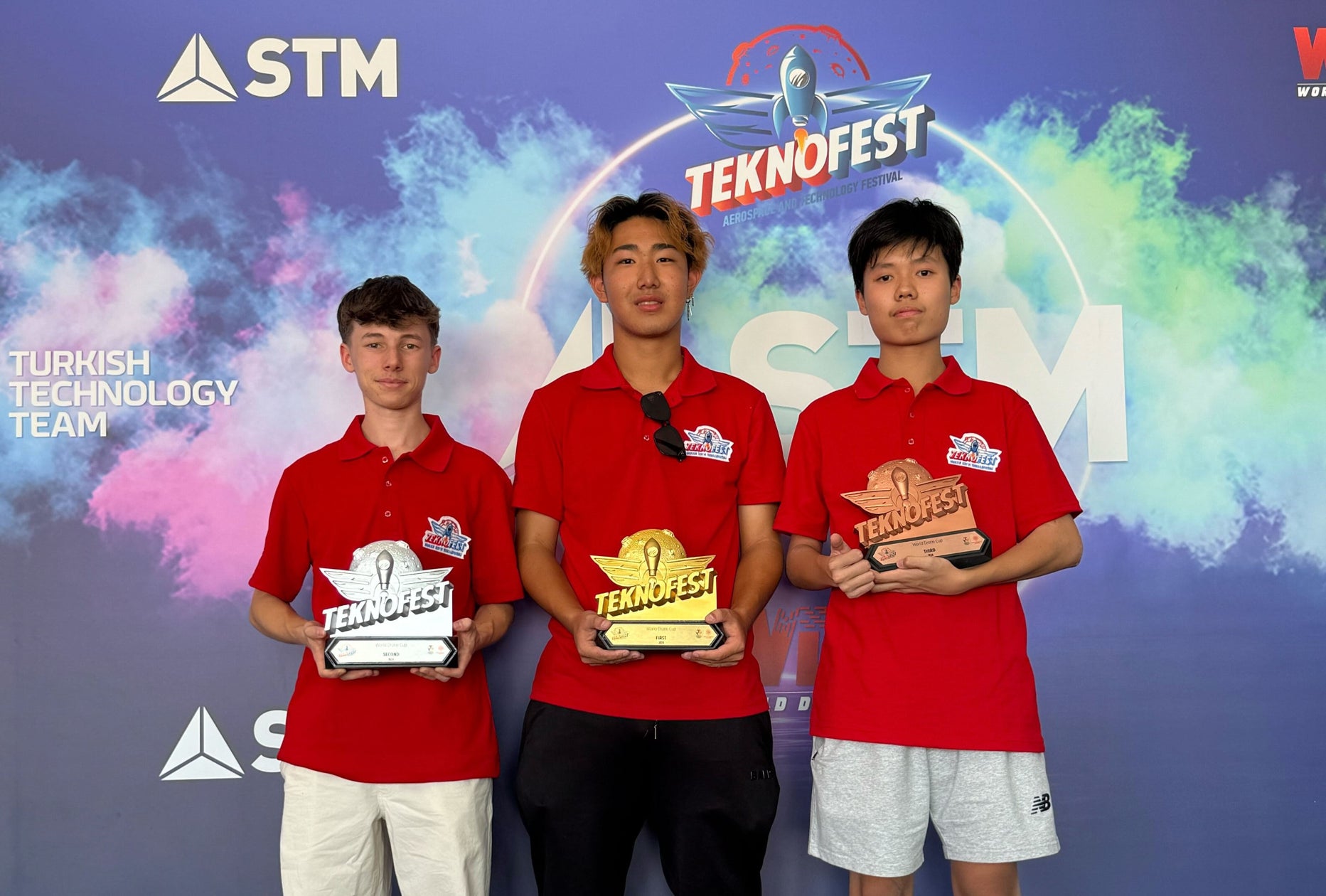 「RAIDEN RACING」所属の高校生パイロット、橋本勇希選手がWDC2024で初出場・初優勝の快挙! | DRONE SPORTS株式会社のプレスリリース