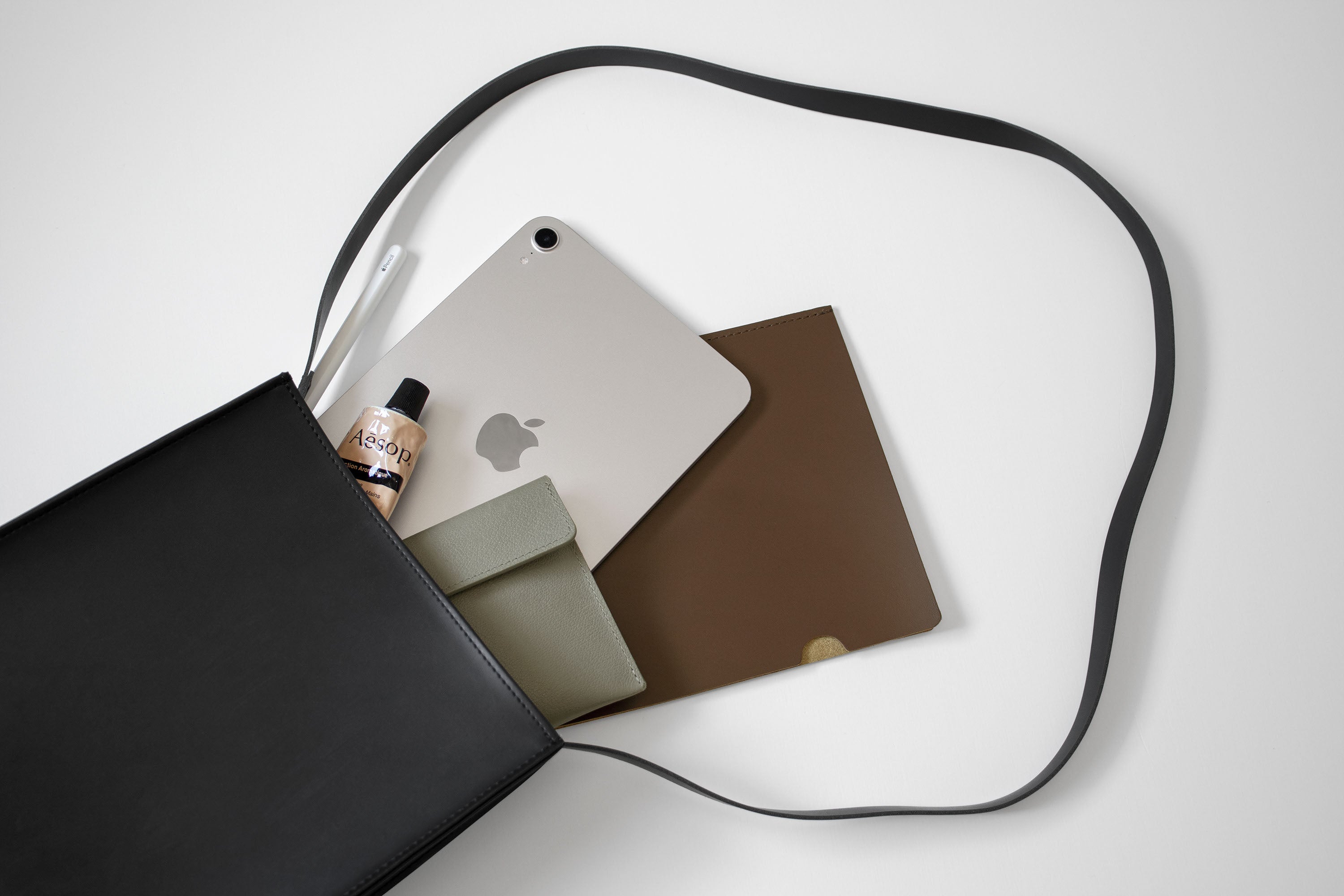 残り革を有効活用して、アナログな思い出を大切に保管するレザー