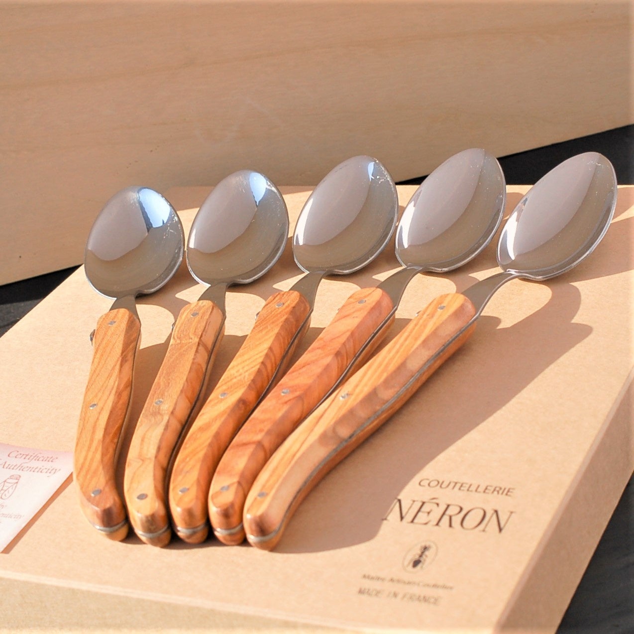 【新品未使用】NERON   カトラリー　ラギオール ライヨールの特別仕様スプーン 5本セット お祝いにも最適なギフト箱