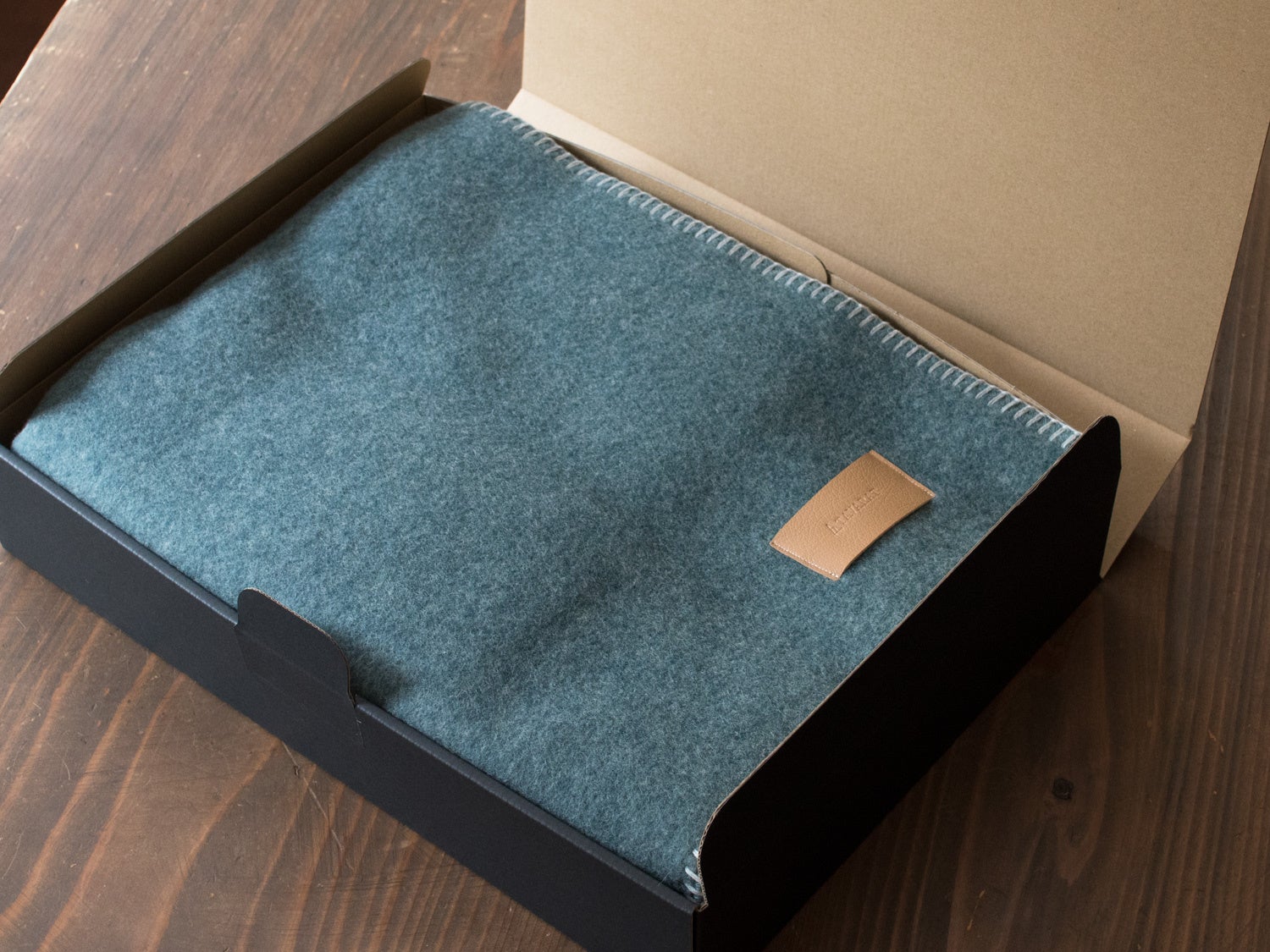 素材・サイズ感にこだわった、大人の男性のためのブランケットが