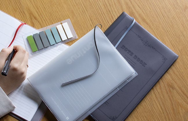 ありのままを魅せる、引き立て役。透明ノートカバーが新発売